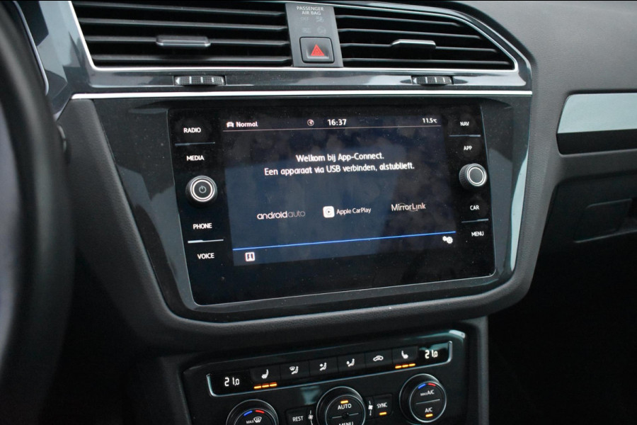 Volkswagen Tiguan 1.5 TSI ACT R-Line | TREKHAAK | CAMERA | DEALER ONDERHOUDEN | STOELVERWARMING | PANORAMADAK | APPLE CARPLAY