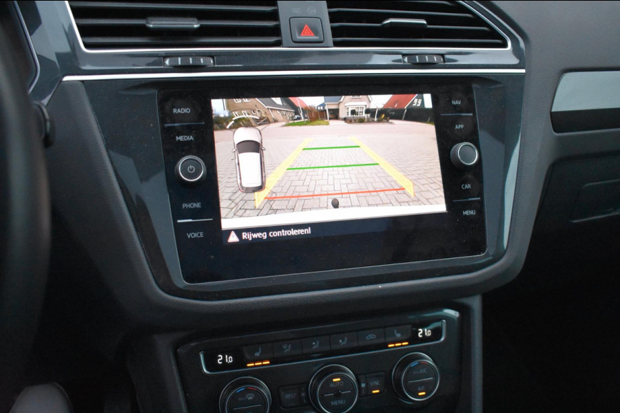 Volkswagen Tiguan 1.5 TSI ACT R-Line | TREKHAAK | CAMERA | DEALER ONDERHOUDEN | STOELVERWARMING | PANORAMADAK | APPLE CARPLAY