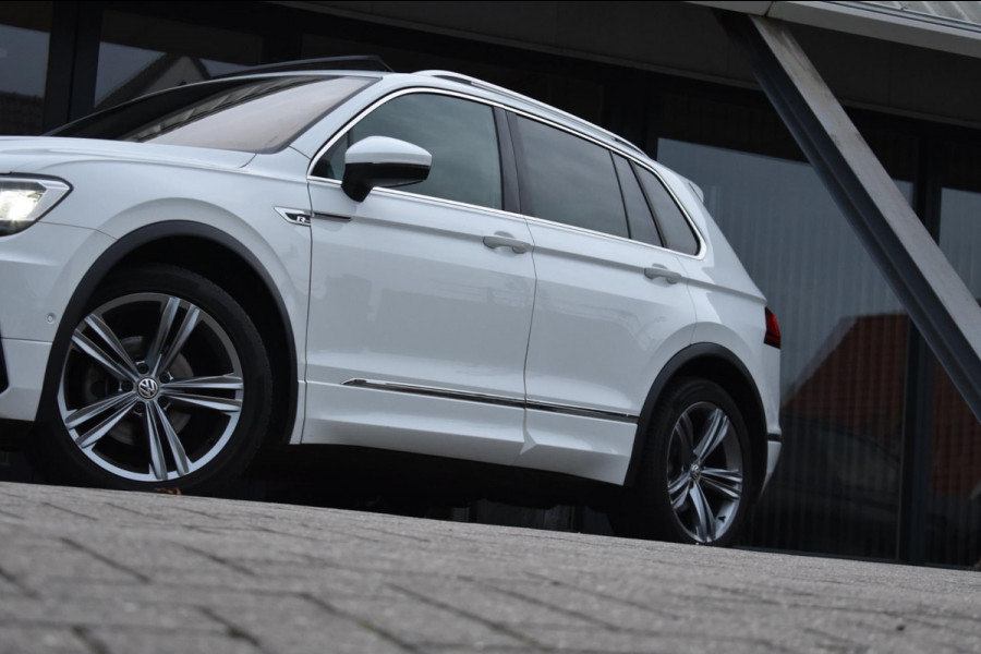 Volkswagen Tiguan 1.5 TSI ACT R-Line | TREKHAAK | CAMERA | DEALER ONDERHOUDEN | STOELVERWARMING | PANORAMADAK | APPLE CARPLAY