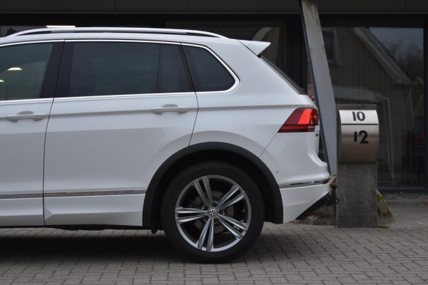 Volkswagen Tiguan 1.5 TSI ACT R-Line | TREKHAAK | CAMERA | DEALER ONDERHOUDEN | STOELVERWARMING | PANORAMADAK | APPLE CARPLAY