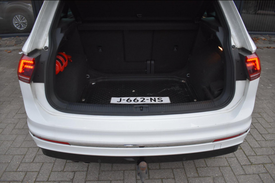 Volkswagen Tiguan 1.5 TSI ACT R-Line | TREKHAAK | CAMERA | DEALER ONDERHOUDEN | STOELVERWARMING | PANORAMADAK | APPLE CARPLAY