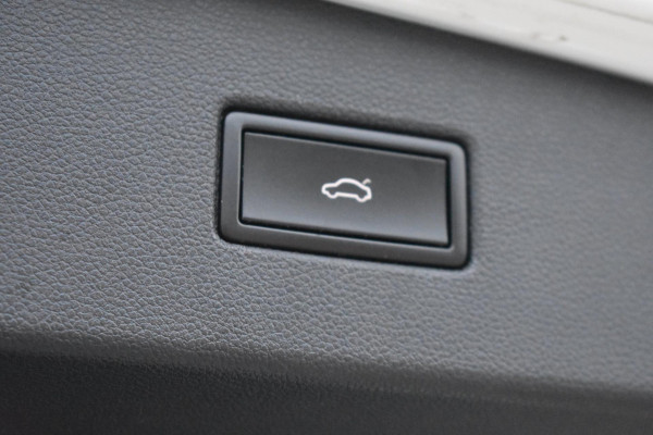 Volkswagen Tiguan 1.5 TSI ACT R-Line | TREKHAAK | CAMERA | DEALER ONDERHOUDEN | STOELVERWARMING | PANORAMADAK | APPLE CARPLAY