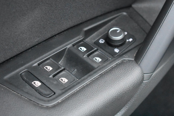 Volkswagen Tiguan 1.5 TSI ACT R-Line | TREKHAAK | CAMERA | DEALER ONDERHOUDEN | STOELVERWARMING | PANORAMADAK | APPLE CARPLAY