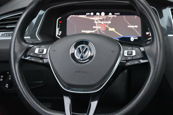 Volkswagen Tiguan 1.5 TSI ACT R-Line | TREKHAAK | CAMERA | DEALER ONDERHOUDEN | STOELVERWARMING | PANORAMADAK | APPLE CARPLAY