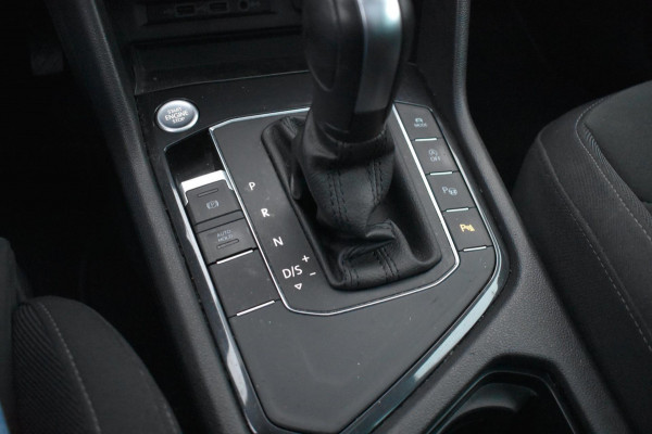 Volkswagen Tiguan 1.5 TSI ACT R-Line | TREKHAAK | CAMERA | DEALER ONDERHOUDEN | STOELVERWARMING | PANORAMADAK | APPLE CARPLAY