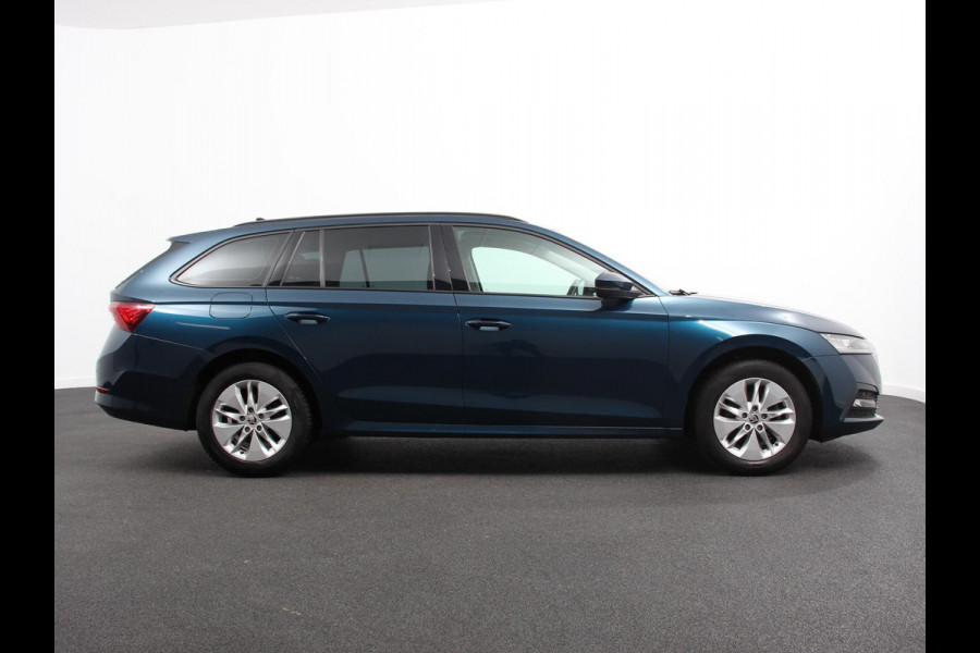 Škoda Octavia Combi 1.0 e-TSI Automaat Business Edition Climate control | Cruise control | Parkeersensoren | Navigatie | LED | Trekhaak | Lichtmetalen velgen | Apple Carplay / Android Auto