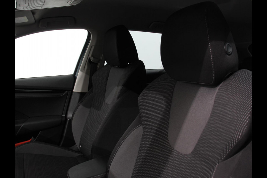 Škoda Octavia Combi 1.0 e-TSI Automaat Business Edition Climate control | Cruise control | Parkeersensoren | Navigatie | LED | Trekhaak | Lichtmetalen velgen | Apple Carplay / Android Auto