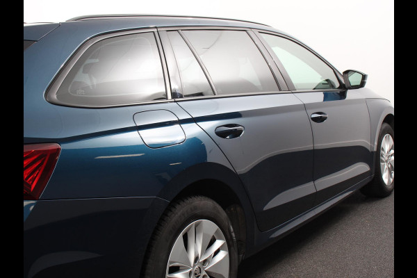 Škoda Octavia Combi 1.0 e-TSI Automaat Business Edition Climate control | Cruise control | Parkeersensoren | Navigatie | LED | Trekhaak | Lichtmetalen velgen | Apple Carplay / Android Auto