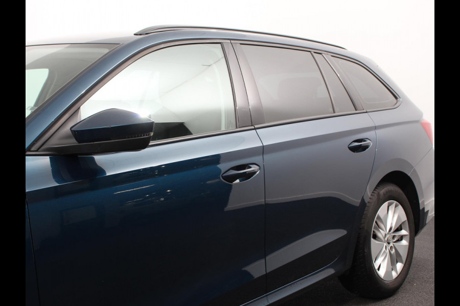 Škoda Octavia Combi 1.0 e-TSI Automaat Business Edition Climate control | Cruise control | Parkeersensoren | Navigatie | LED | Trekhaak | Lichtmetalen velgen | Apple Carplay / Android Auto