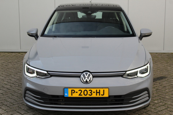 Volkswagen Golf 1.5-150pk TSI Highline. Erg nette, sportieve en goed onderhouden VW Golf ! Slechts 41.000km ! Autm. airco dual, digitaal dashb., adapt. cruise cntrl, navigatie, tel. voorb., trekhaak + afn. kgl,  IQ lights, LM wielen, elektr. panoramadak, stoel- en stuurverwarming etc.