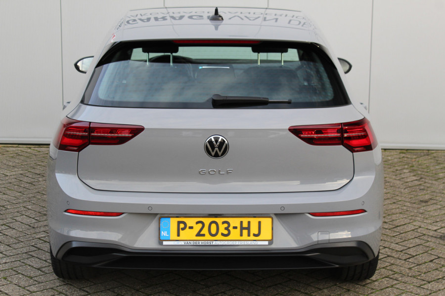 Volkswagen Golf 1.5-150pk TSI Highline. Erg nette, sportieve en goed onderhouden VW Golf ! Slechts 41.000km ! Autm. airco dual, digitaal dashb., adapt. cruise cntrl, navigatie, tel. voorb., trekhaak + afn. kgl,  IQ lights, LM wielen, elektr. panoramadak, stoel- en stuurverwarming etc.