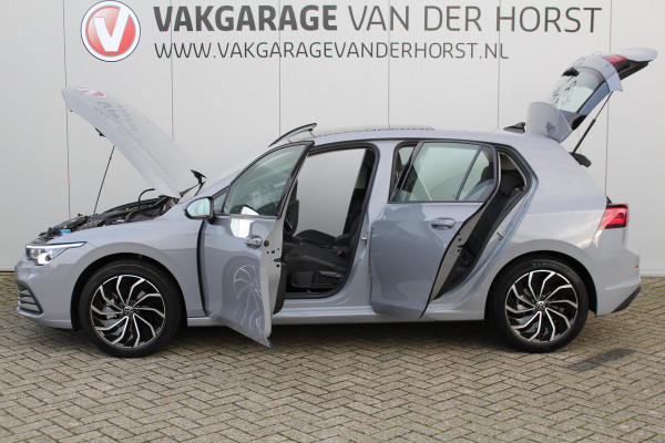 Volkswagen Golf 1.5-150pk TSI Highline. Erg nette, sportieve en goed onderhouden VW Golf ! Slechts 41.000km ! Autm. airco dual, digitaal dashb., adapt. cruise cntrl, navigatie, tel. voorb., trekhaak + afn. kgl,  IQ lights, LM wielen, elektr. panoramadak, stoel- en stuurverwarming etc.