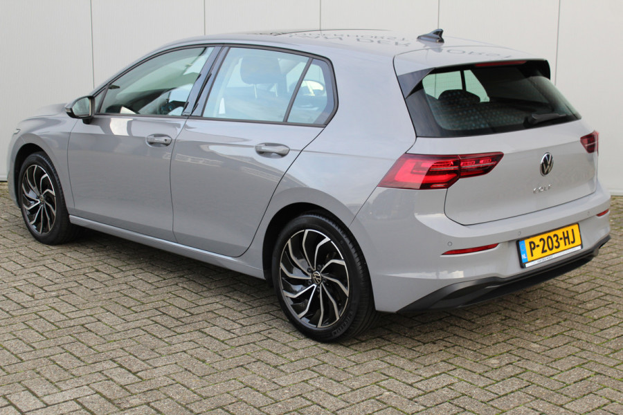 Volkswagen Golf 1.5-150pk TSI Highline. Erg nette, sportieve en goed onderhouden VW Golf ! Slechts 41.000km ! Autm. airco dual, digitaal dashb., adapt. cruise cntrl, navigatie, tel. voorb., trekhaak + afn. kgl,  IQ lights, LM wielen, elektr. panoramadak, stoel- en stuurverwarming etc.
