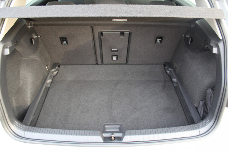 Volkswagen Golf 1.5-150pk TSI Highline. Erg nette, sportieve en goed onderhouden VW Golf ! Slechts 41.000km ! Autm. airco dual, digitaal dashb., adapt. cruise cntrl, navigatie, tel. voorb., trekhaak + afn. kgl,  IQ lights, LM wielen, elektr. panoramadak, stoel- en stuurverwarming etc.