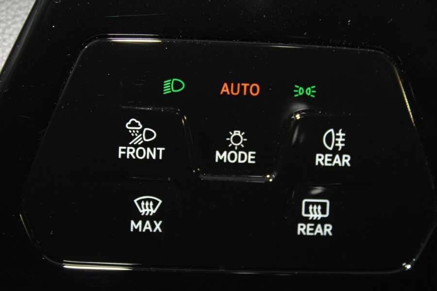 Volkswagen Golf 1.5-150pk TSI Highline. Erg nette, sportieve en goed onderhouden VW Golf ! Slechts 41.000km ! Autm. airco dual, digitaal dashb., adapt. cruise cntrl, navigatie, tel. voorb., trekhaak + afn. kgl,  IQ lights, LM wielen, elektr. panoramadak, stoel- en stuurverwarming etc.