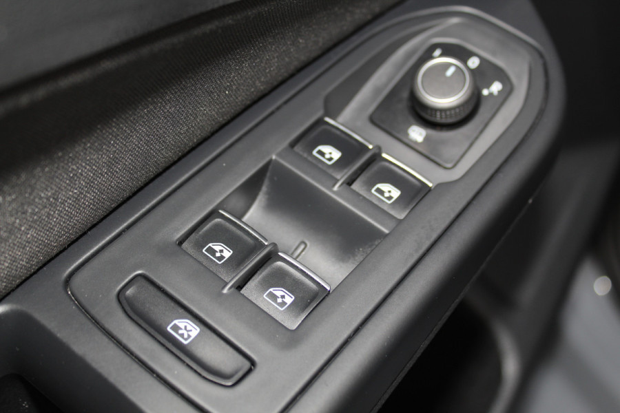 Volkswagen Golf 1.5-150pk TSI Highline. Erg nette, sportieve en goed onderhouden VW Golf ! Slechts 41.000km ! Autm. airco dual, digitaal dashb., adapt. cruise cntrl, navigatie, tel. voorb., trekhaak + afn. kgl,  IQ lights, LM wielen, elektr. panoramadak, stoel- en stuurverwarming etc.