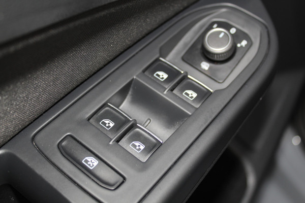 Volkswagen Golf 1.5-150pk TSI Highline. Erg nette, sportieve en goed onderhouden VW Golf ! Slechts 41.000km ! Autm. airco dual, digitaal dashb., adapt. cruise cntrl, navigatie, tel. voorb., trekhaak + afn. kgl,  IQ lights, LM wielen, elektr. panoramadak, stoel- en stuurverwarming etc.