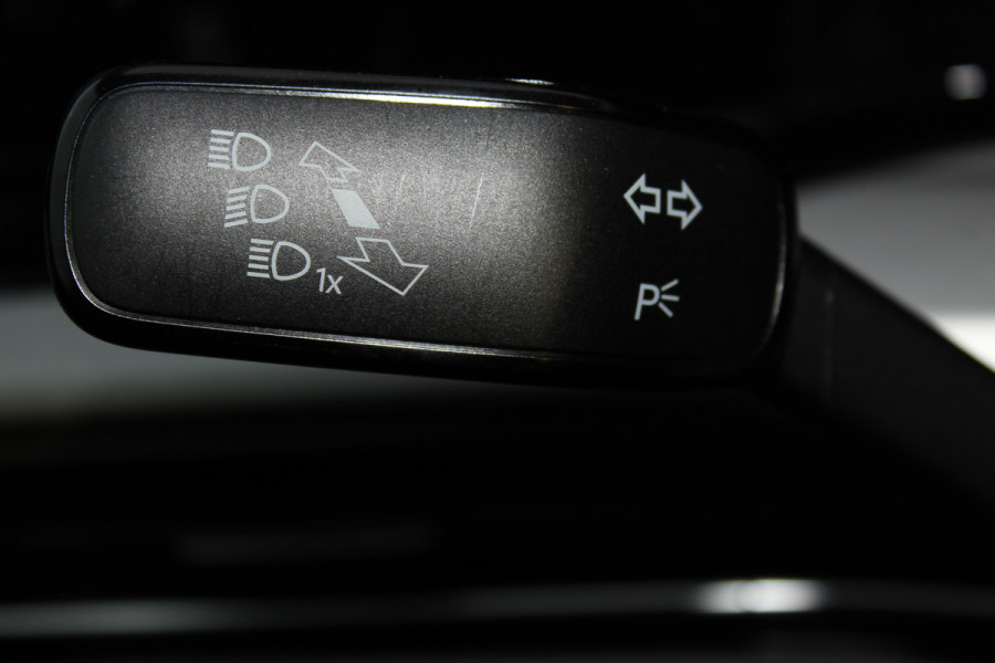 Volkswagen Golf 1.5-150pk TSI Highline. Erg nette, sportieve en goed onderhouden VW Golf ! Slechts 41.000km ! Autm. airco dual, digitaal dashb., adapt. cruise cntrl, navigatie, tel. voorb., trekhaak + afn. kgl,  IQ lights, LM wielen, elektr. panoramadak, stoel- en stuurverwarming etc.