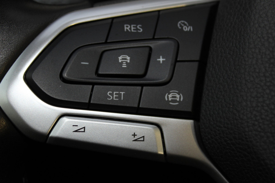 Volkswagen Golf 1.5-150pk TSI Highline. Erg nette, sportieve en goed onderhouden VW Golf ! Slechts 41.000km ! Autm. airco dual, digitaal dashb., adapt. cruise cntrl, navigatie, tel. voorb., trekhaak + afn. kgl,  IQ lights, LM wielen, elektr. panoramadak, stoel- en stuurverwarming etc.