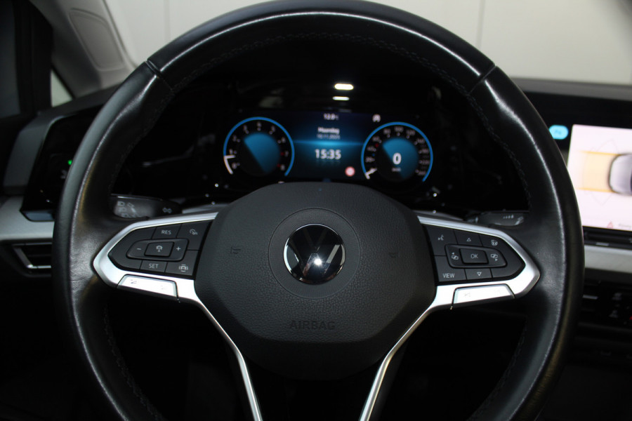 Volkswagen Golf 1.5-150pk TSI Highline. Erg nette, sportieve en goed onderhouden VW Golf ! Slechts 41.000km ! Autm. airco dual, digitaal dashb., adapt. cruise cntrl, navigatie, tel. voorb., trekhaak + afn. kgl,  IQ lights, LM wielen, elektr. panoramadak, stoel- en stuurverwarming etc.