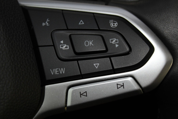 Volkswagen Golf 1.5-150pk TSI Highline. Erg nette, sportieve en goed onderhouden VW Golf ! Slechts 41.000km ! Autm. airco dual, digitaal dashb., adapt. cruise cntrl, navigatie, tel. voorb., trekhaak + afn. kgl,  IQ lights, LM wielen, elektr. panoramadak, stoel- en stuurverwarming etc.