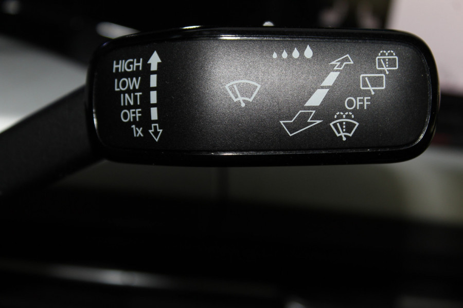 Volkswagen Golf 1.5-150pk TSI Highline. Erg nette, sportieve en goed onderhouden VW Golf ! Slechts 41.000km ! Autm. airco dual, digitaal dashb., adapt. cruise cntrl, navigatie, tel. voorb., trekhaak + afn. kgl,  IQ lights, LM wielen, elektr. panoramadak, stoel- en stuurverwarming etc.