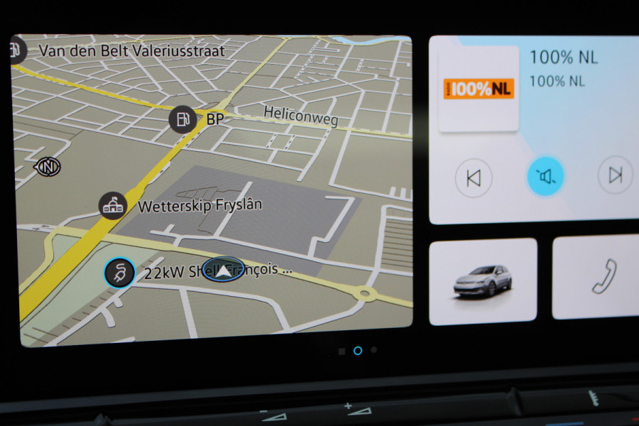 Volkswagen Golf 1.5-150pk TSI Highline. Erg nette, sportieve en goed onderhouden VW Golf ! Slechts 41.000km ! Autm. airco dual, digitaal dashb., adapt. cruise cntrl, navigatie, tel. voorb., trekhaak + afn. kgl,  IQ lights, LM wielen, elektr. panoramadak, stoel- en stuurverwarming etc.