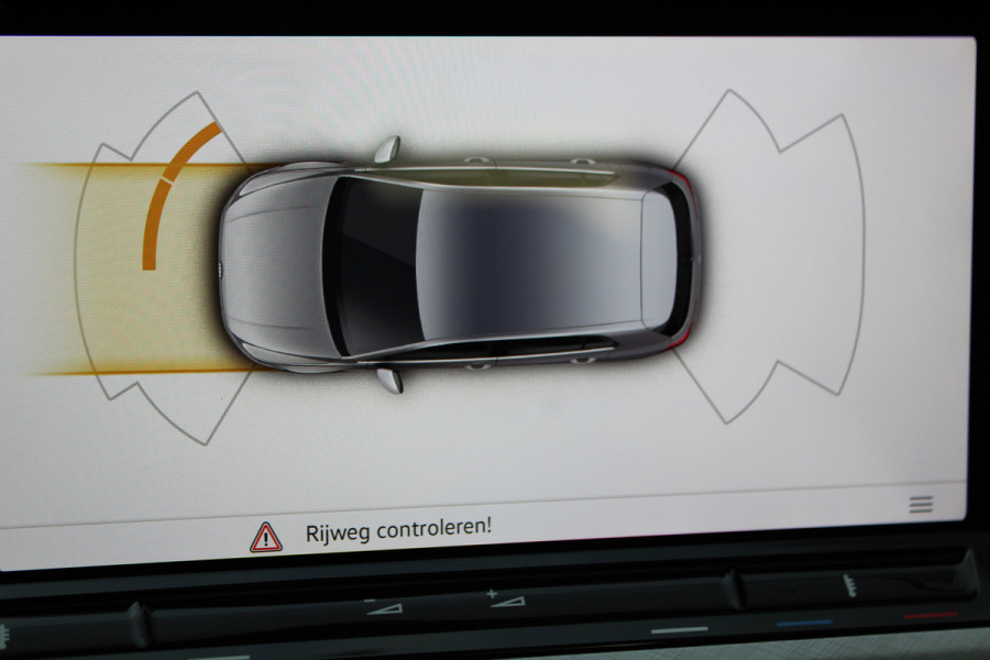 Volkswagen Golf 1.5-150pk TSI Highline. Erg nette, sportieve en goed onderhouden VW Golf ! Slechts 41.000km ! Autm. airco dual, digitaal dashb., adapt. cruise cntrl, navigatie, tel. voorb., trekhaak + afn. kgl,  IQ lights, LM wielen, elektr. panoramadak, stoel- en stuurverwarming etc.