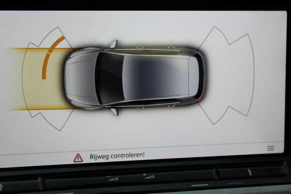 Volkswagen Golf 1.5-150pk TSI Highline. Erg nette, sportieve en goed onderhouden VW Golf ! Slechts 41.000km ! Autm. airco dual, digitaal dashb., adapt. cruise cntrl, navigatie, tel. voorb., trekhaak + afn. kgl,  IQ lights, LM wielen, elektr. panoramadak, stoel- en stuurverwarming etc.