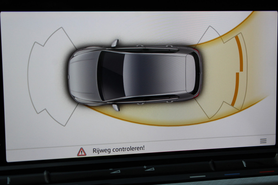 Volkswagen Golf 1.5-150pk TSI Highline. Erg nette, sportieve en goed onderhouden VW Golf ! Slechts 41.000km ! Autm. airco dual, digitaal dashb., adapt. cruise cntrl, navigatie, tel. voorb., trekhaak + afn. kgl,  IQ lights, LM wielen, elektr. panoramadak, stoel- en stuurverwarming etc.