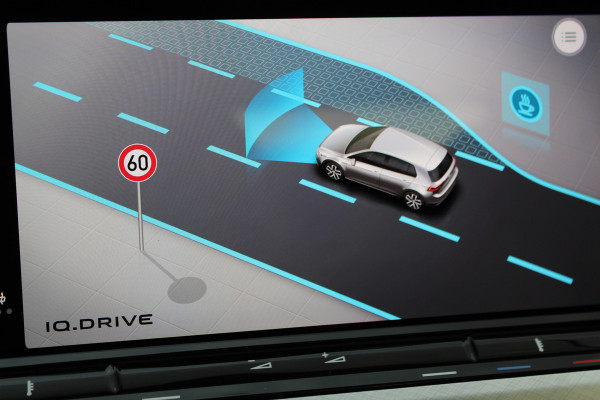 Volkswagen Golf 1.5-150pk TSI Highline. Erg nette, sportieve en goed onderhouden VW Golf ! Slechts 41.000km ! Autm. airco dual, digitaal dashb., adapt. cruise cntrl, navigatie, tel. voorb., trekhaak + afn. kgl,  IQ lights, LM wielen, elektr. panoramadak, stoel- en stuurverwarming etc.