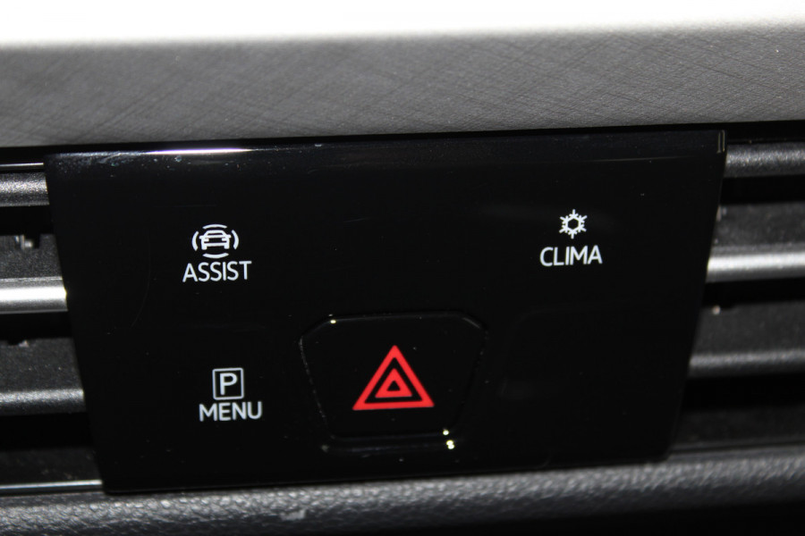 Volkswagen Golf 1.5-150pk TSI Highline. Erg nette, sportieve en goed onderhouden VW Golf ! Slechts 41.000km ! Autm. airco dual, digitaal dashb., adapt. cruise cntrl, navigatie, tel. voorb., trekhaak + afn. kgl,  IQ lights, LM wielen, elektr. panoramadak, stoel- en stuurverwarming etc.