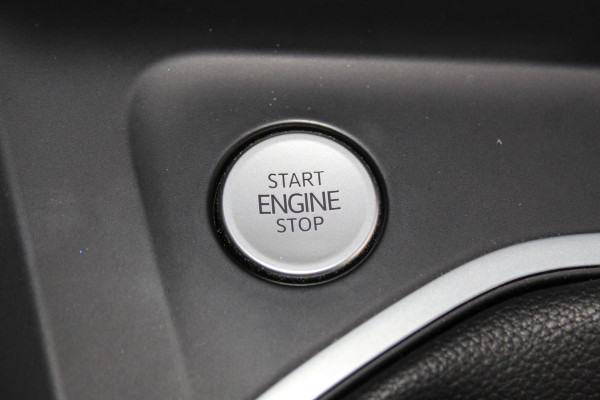 Volkswagen Golf 1.5-150pk TSI Highline. Erg nette, sportieve en goed onderhouden VW Golf ! Slechts 41.000km ! Autm. airco dual, digitaal dashb., adapt. cruise cntrl, navigatie, tel. voorb., trekhaak + afn. kgl,  IQ lights, LM wielen, elektr. panoramadak, stoel- en stuurverwarming etc.