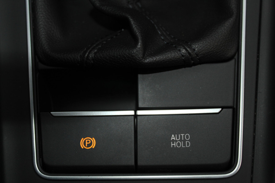 Volkswagen Golf 1.5-150pk TSI Highline. Erg nette, sportieve en goed onderhouden VW Golf ! Slechts 41.000km ! Autm. airco dual, digitaal dashb., adapt. cruise cntrl, navigatie, tel. voorb., trekhaak + afn. kgl,  IQ lights, LM wielen, elektr. panoramadak, stoel- en stuurverwarming etc.