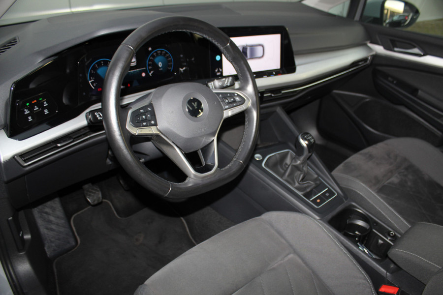 Volkswagen Golf 1.5-150pk TSI Highline. Erg nette, sportieve en goed onderhouden VW Golf ! Slechts 41.000km ! Autm. airco dual, digitaal dashb., adapt. cruise cntrl, navigatie, tel. voorb., trekhaak + afn. kgl,  IQ lights, LM wielen, elektr. panoramadak, stoel- en stuurverwarming etc.