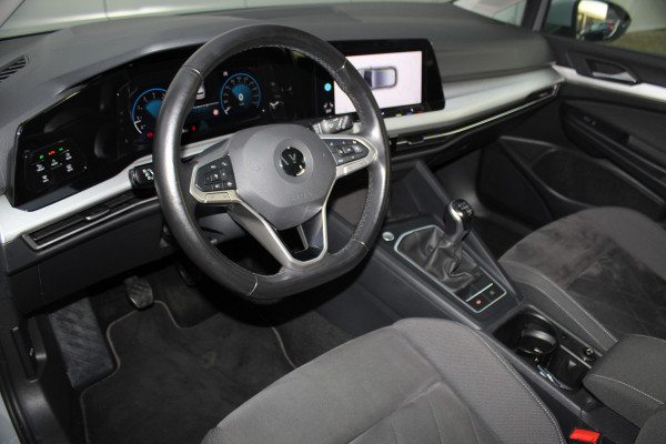 Volkswagen Golf 1.5-150pk TSI Highline. Erg nette, sportieve en goed onderhouden VW Golf ! Slechts 41.000km ! Autm. airco dual, digitaal dashb., adapt. cruise cntrl, navigatie, tel. voorb., trekhaak + afn. kgl,  IQ lights, LM wielen, elektr. panoramadak, stoel- en stuurverwarming etc.