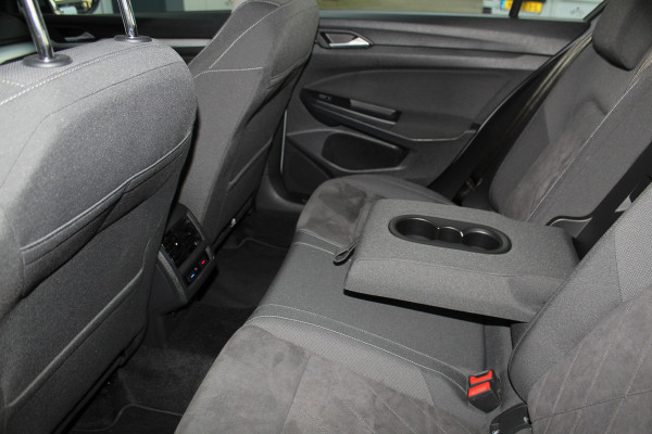 Volkswagen Golf 1.5-150pk TSI Highline. Erg nette, sportieve en goed onderhouden VW Golf ! Slechts 41.000km ! Autm. airco dual, digitaal dashb., adapt. cruise cntrl, navigatie, tel. voorb., trekhaak + afn. kgl,  IQ lights, LM wielen, elektr. panoramadak, stoel- en stuurverwarming etc.