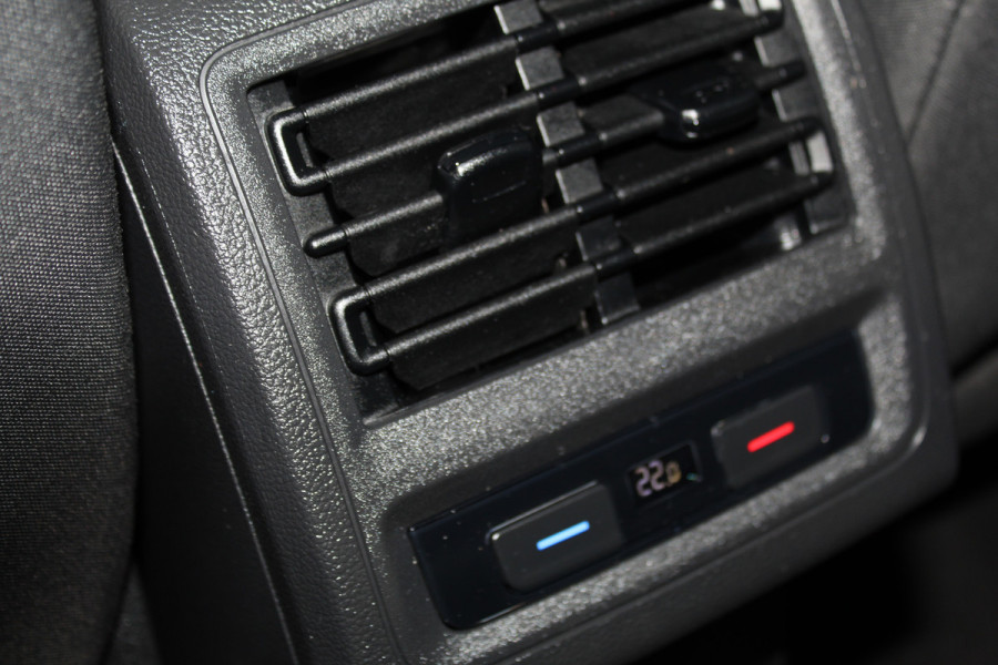 Volkswagen Golf 1.5-150pk TSI Highline. Erg nette, sportieve en goed onderhouden VW Golf ! Slechts 41.000km ! Autm. airco dual, digitaal dashb., adapt. cruise cntrl, navigatie, tel. voorb., trekhaak + afn. kgl,  IQ lights, LM wielen, elektr. panoramadak, stoel- en stuurverwarming etc.