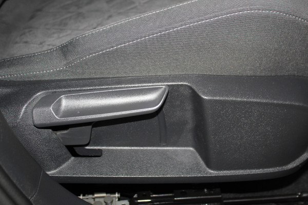 Volkswagen Golf 1.5-150pk TSI Highline. Erg nette, sportieve en goed onderhouden VW Golf ! Slechts 41.000km ! Autm. airco dual, digitaal dashb., adapt. cruise cntrl, navigatie, tel. voorb., trekhaak + afn. kgl,  IQ lights, LM wielen, elektr. panoramadak, stoel- en stuurverwarming etc.