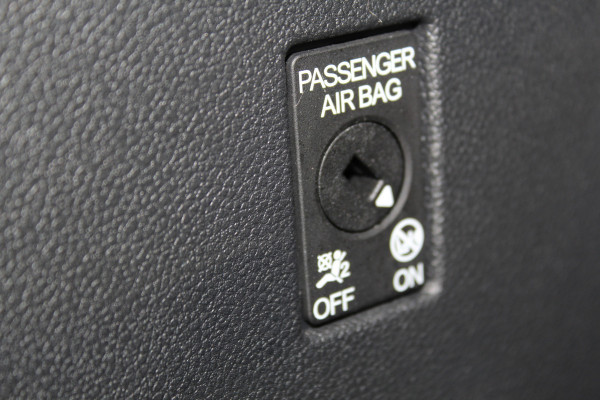 Volkswagen Golf 1.5-150pk TSI Highline. Erg nette, sportieve en goed onderhouden VW Golf ! Slechts 41.000km ! Autm. airco dual, digitaal dashb., adapt. cruise cntrl, navigatie, tel. voorb., trekhaak + afn. kgl,  IQ lights, LM wielen, elektr. panoramadak, stoel- en stuurverwarming etc.