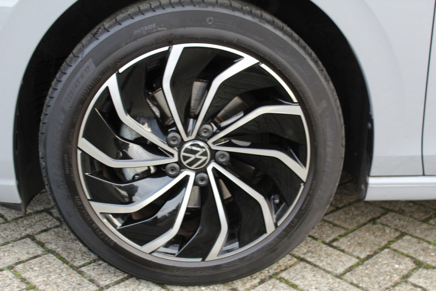 Volkswagen Golf 1.5-150pk TSI Highline. Erg nette, sportieve en goed onderhouden VW Golf ! Slechts 41.000km ! Autm. airco dual, digitaal dashb., adapt. cruise cntrl, navigatie, tel. voorb., trekhaak + afn. kgl,  IQ lights, LM wielen, elektr. panoramadak, stoel- en stuurverwarming etc.