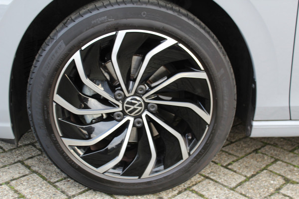 Volkswagen Golf 1.5-150pk TSI Highline. Erg nette, sportieve en goed onderhouden VW Golf ! Slechts 41.000km ! Autm. airco dual, digitaal dashb., adapt. cruise cntrl, navigatie, tel. voorb., trekhaak + afn. kgl,  IQ lights, LM wielen, elektr. panoramadak, stoel- en stuurverwarming etc.