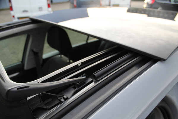 Volkswagen Golf 1.5-150pk TSI Highline. Erg nette, sportieve en goed onderhouden VW Golf ! Slechts 41.000km ! Autm. airco dual, digitaal dashb., adapt. cruise cntrl, navigatie, tel. voorb., trekhaak + afn. kgl,  IQ lights, LM wielen, elektr. panoramadak, stoel- en stuurverwarming etc.