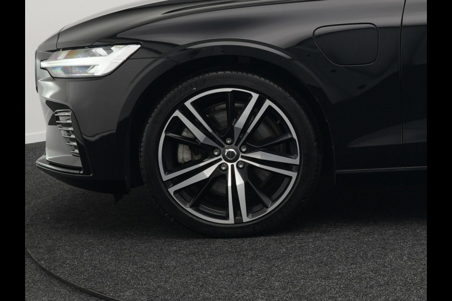 Volvo V60 T6 Recharge AWD R-Design LONG RANGE Plug In Hybrid Dealer O.H. PHEV | Panodak | Lederen Sportstoelen Memory | Harman Kardon | Apple Carplay | Navigatie | Camera | L.M. 19" | DAB | Virtual |