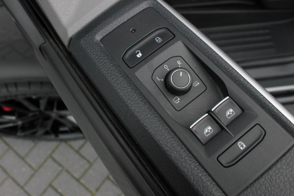 Volkswagen Transporter 2.0 TDI L2H1 BULLI DUBBEL CABINE 204PK 2023 JB-EDIITON / ACTIVE DISPLAY / VERLAGINGSVEREN / APPLE CARPLAY