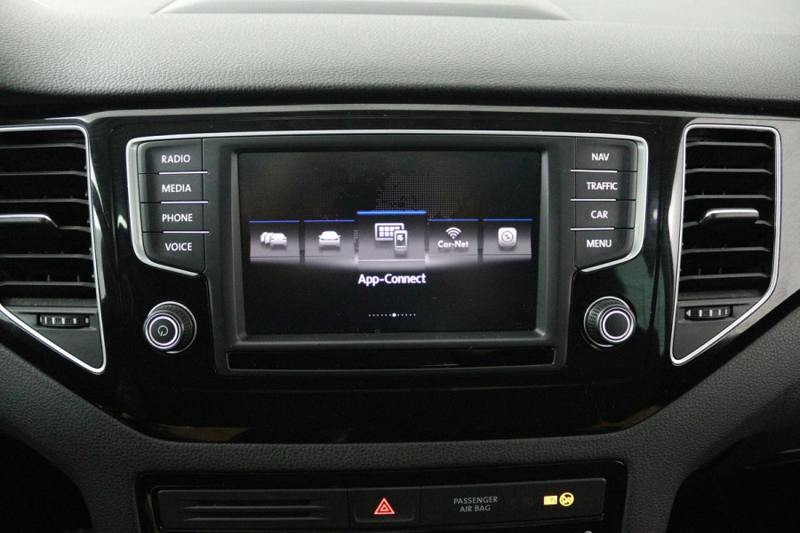 Volkswagen Golf Sportsvan 1.4 TSI Highline (PANORAMADAK, TREKHAAK, CAMERA, CRUISE ADAPTIEF, STOELVERWARMING, CARPLAY)