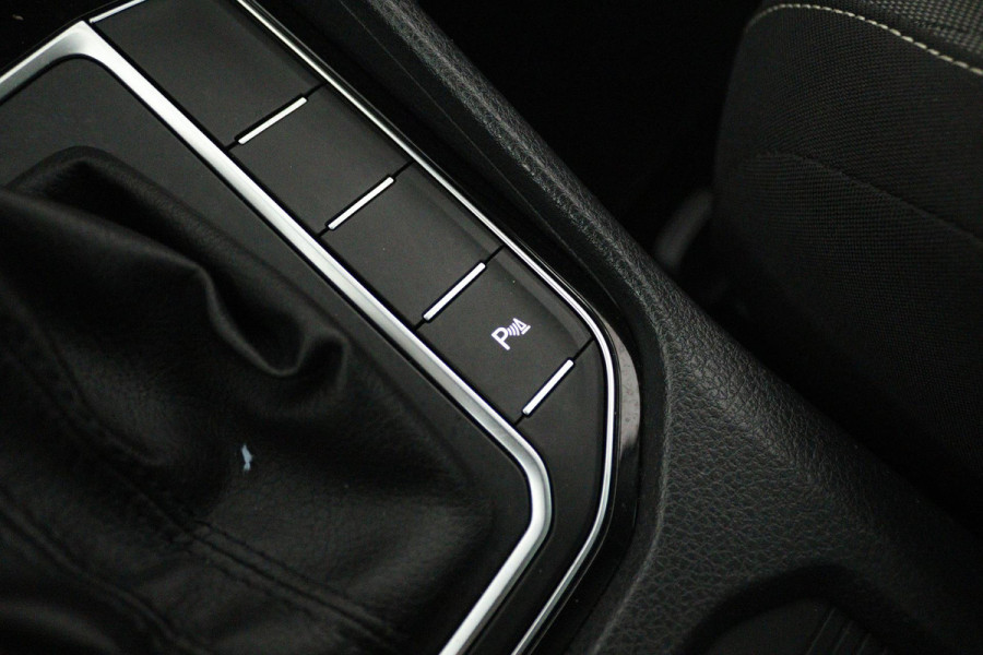 Volkswagen Golf Sportsvan 1.4 TSI Highline (PANORAMADAK, TREKHAAK, CAMERA, CRUISE ADAPTIEF, STOELVERWARMING, CARPLAY)