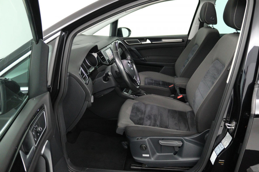 Volkswagen Golf Sportsvan 1.4 TSI Highline (PANORAMADAK, TREKHAAK, CAMERA, CRUISE ADAPTIEF, STOELVERWARMING, CARPLAY)