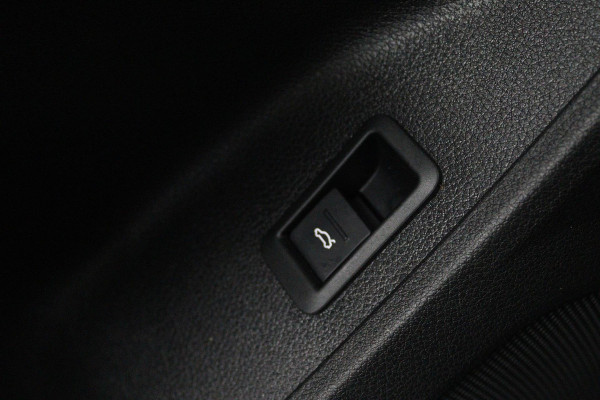 Audi Q3 35 TFSI edition one (PANORAMADAK, DIGITALE COCKPIT, LANE-ASSIST, STUUR/STOEL VERWARMING, AUTOMAAT, PARKEERSENSOREN)