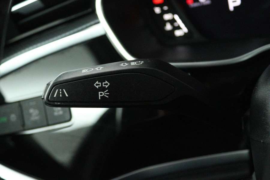 Audi Q3 35 TFSI edition one (PANORAMADAK, DIGITALE COCKPIT, LANE-ASSIST, STUUR/STOEL VERWARMING, AUTOMAAT, PARKEERSENSOREN)